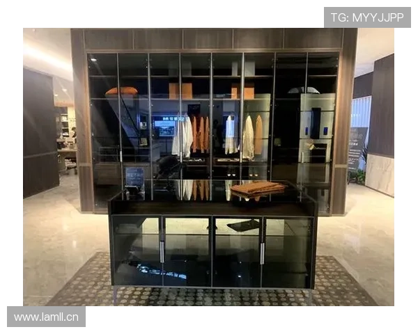 威少衣柜里塞满高定西装，结果训练完直接睡更衣室地板？