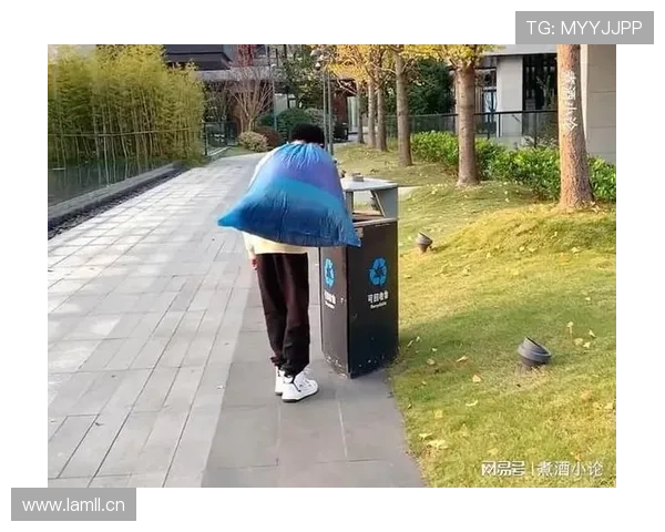 杨千霖拎着超市塑料袋回家，镜头却老盯着他手腕那块跟隔壁大楼格格不入的表